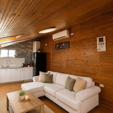Charming Attic Loft With Views Appartement Boekarest